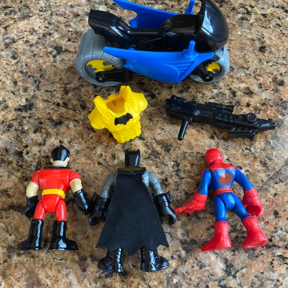 IMAGINEXT FISHER PRICE/HASBRO DC BATMAN W/SHIELD ROBIN SPIDER-MAN BAT CYCLE GUN - Picture 5 of 10